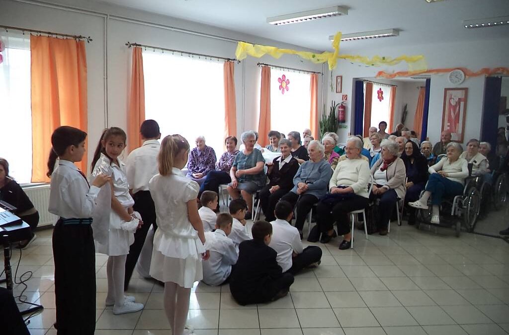 ANYÁK NAPJA A GONDOZÁSI KÖZPONTBAN