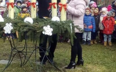 Már a harmadik gyertya is ég