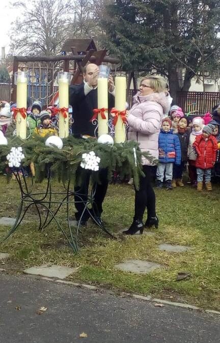 Már a harmadik gyertya is ég