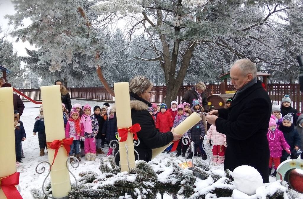 A NEGYEDIK GYERTYA IS FELLOBBANT AZ ADVENTI KOSZORÚN