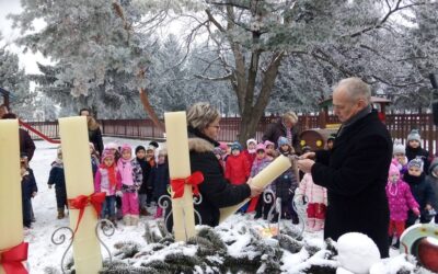 A NEGYEDIK GYERTYA IS FELLOBBANT AZ ADVENTI KOSZORÚN