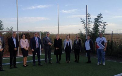 MŰFÜVES PÁLYA A FÜGÖDI ISKOLA UDVARÁN