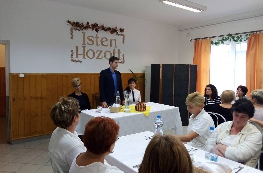 TISZTELET A SZOCIÁLIS TERÜLETEN DOLGOZÓKNAK