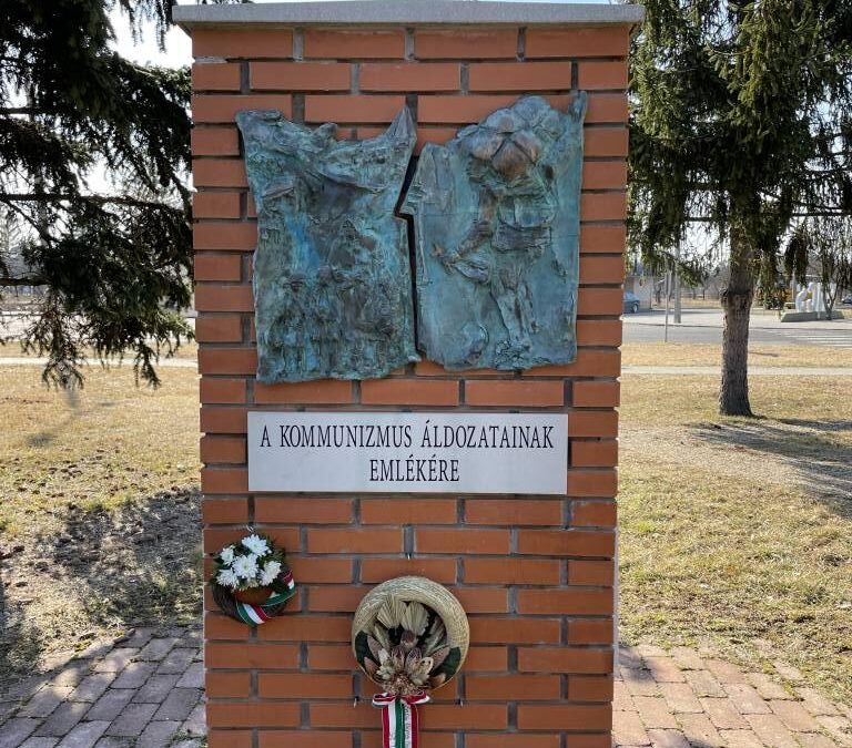 Koszorúzás a kommunizmus áldozatainak emléknapján