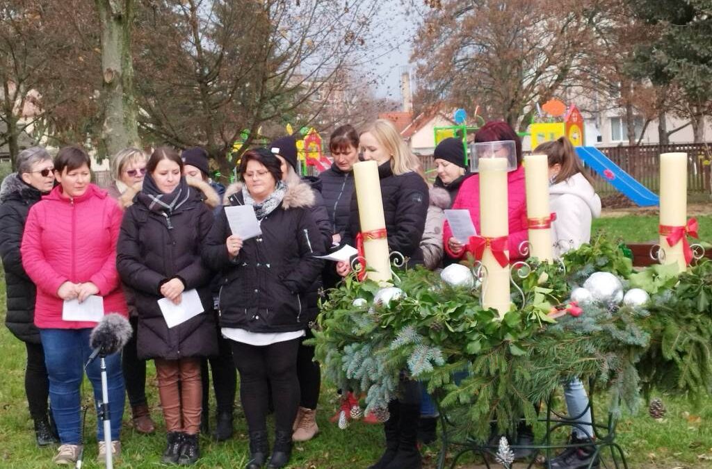Fellobbant az első adventi gyertya
