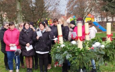 Fellobbant az első adventi gyertya