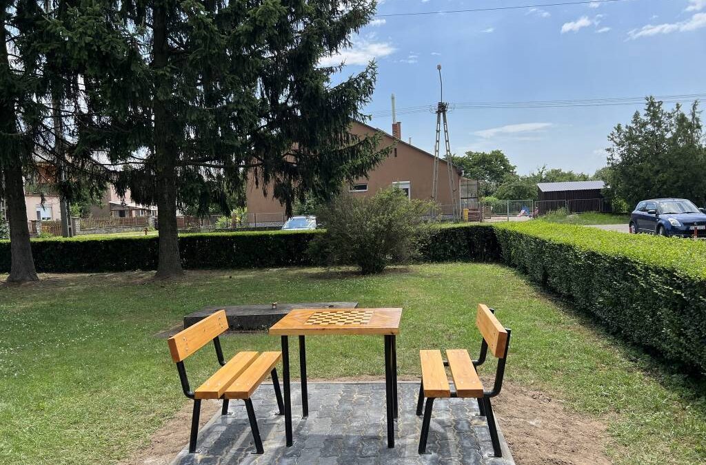 Sakkasztallal bővült a Városi Sportközpont előtti park