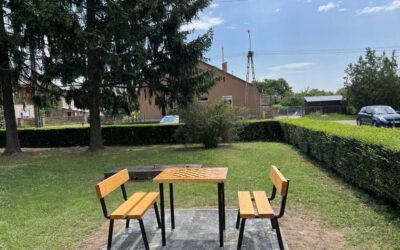 Sakkasztallal bővült a Városi Sportközpont előtti park